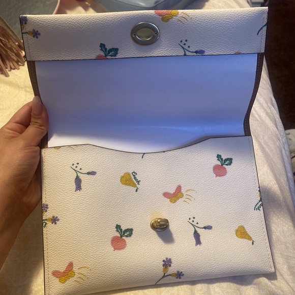 Coach Clutch Turnlock with Garden Print , Ivory color with floral print Leather - Picture 2 of 4